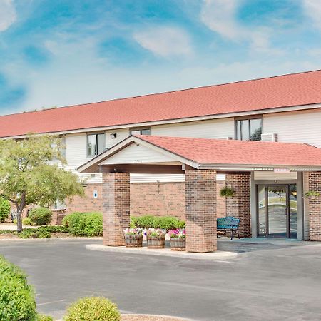 ซูเปอร์ 8 บาย วินด์แฮม กรีนเบย์ เนียร์ สเตเดียม Hotel ภายนอก รูปภาพ