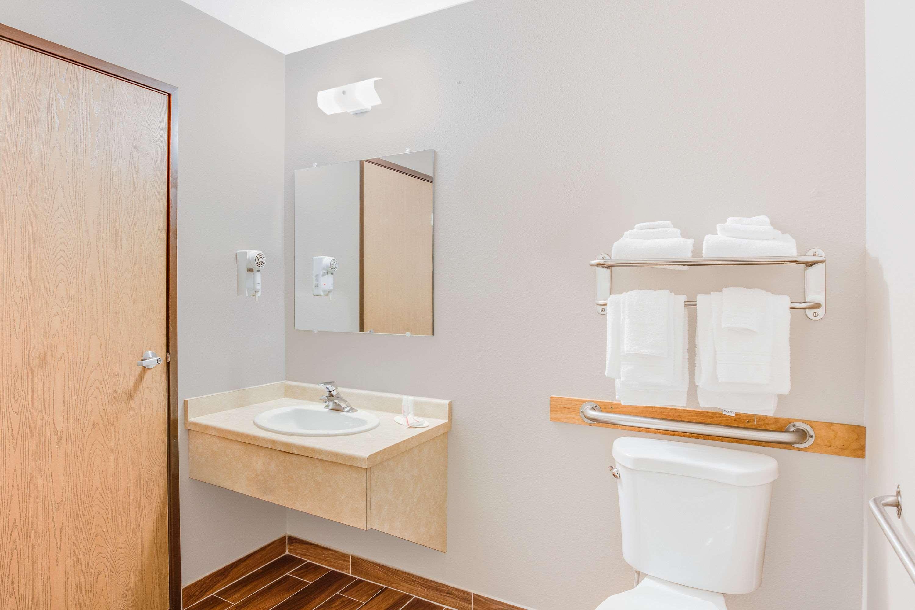 ซูเปอร์ 8 บาย วินด์แฮม กรีนเบย์ เนียร์ สเตเดียม Hotel ภายนอก รูปภาพ