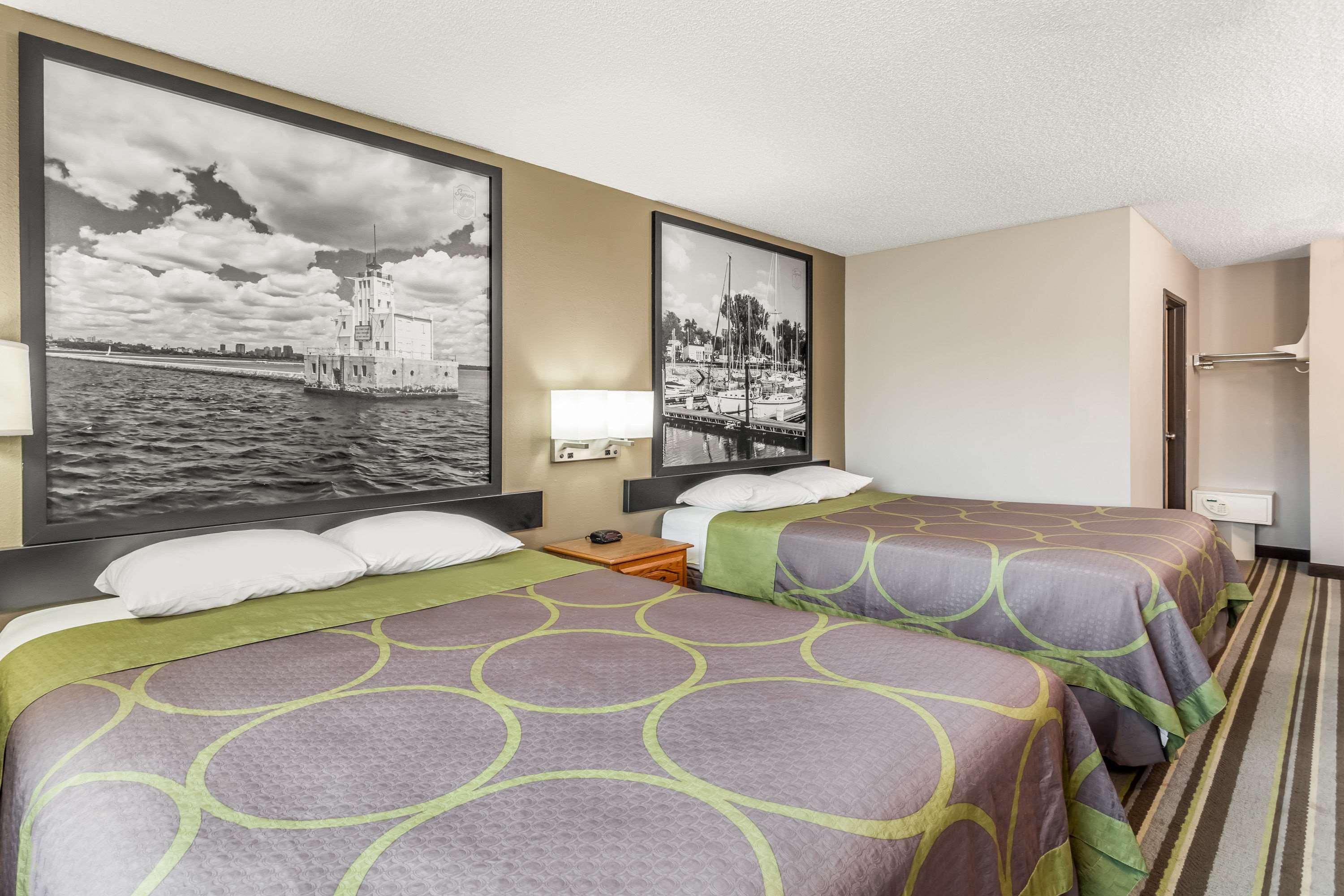 ซูเปอร์ 8 บาย วินด์แฮม กรีนเบย์ เนียร์ สเตเดียม Hotel ภายนอก รูปภาพ
