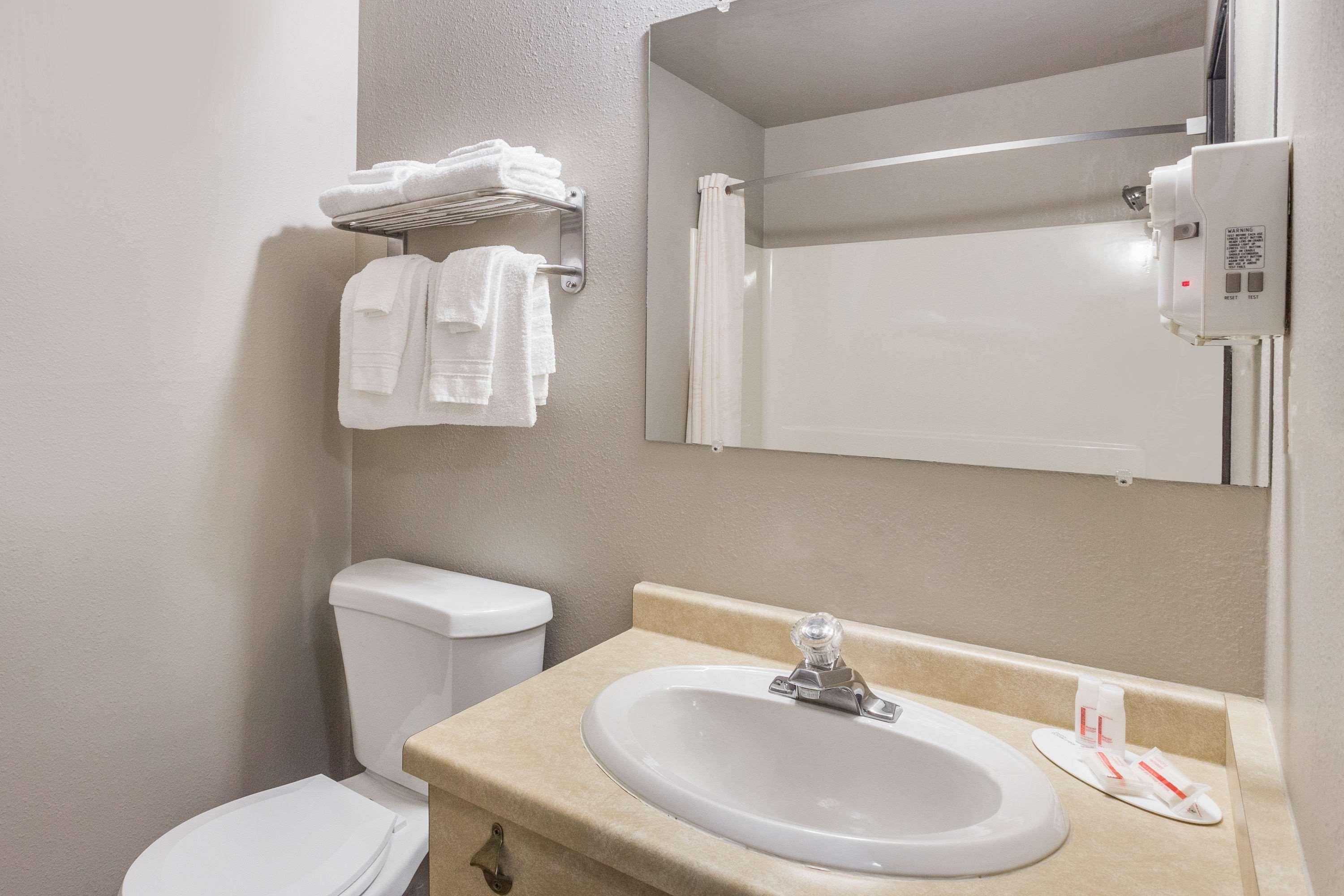 ซูเปอร์ 8 บาย วินด์แฮม กรีนเบย์ เนียร์ สเตเดียม Hotel ภายนอก รูปภาพ