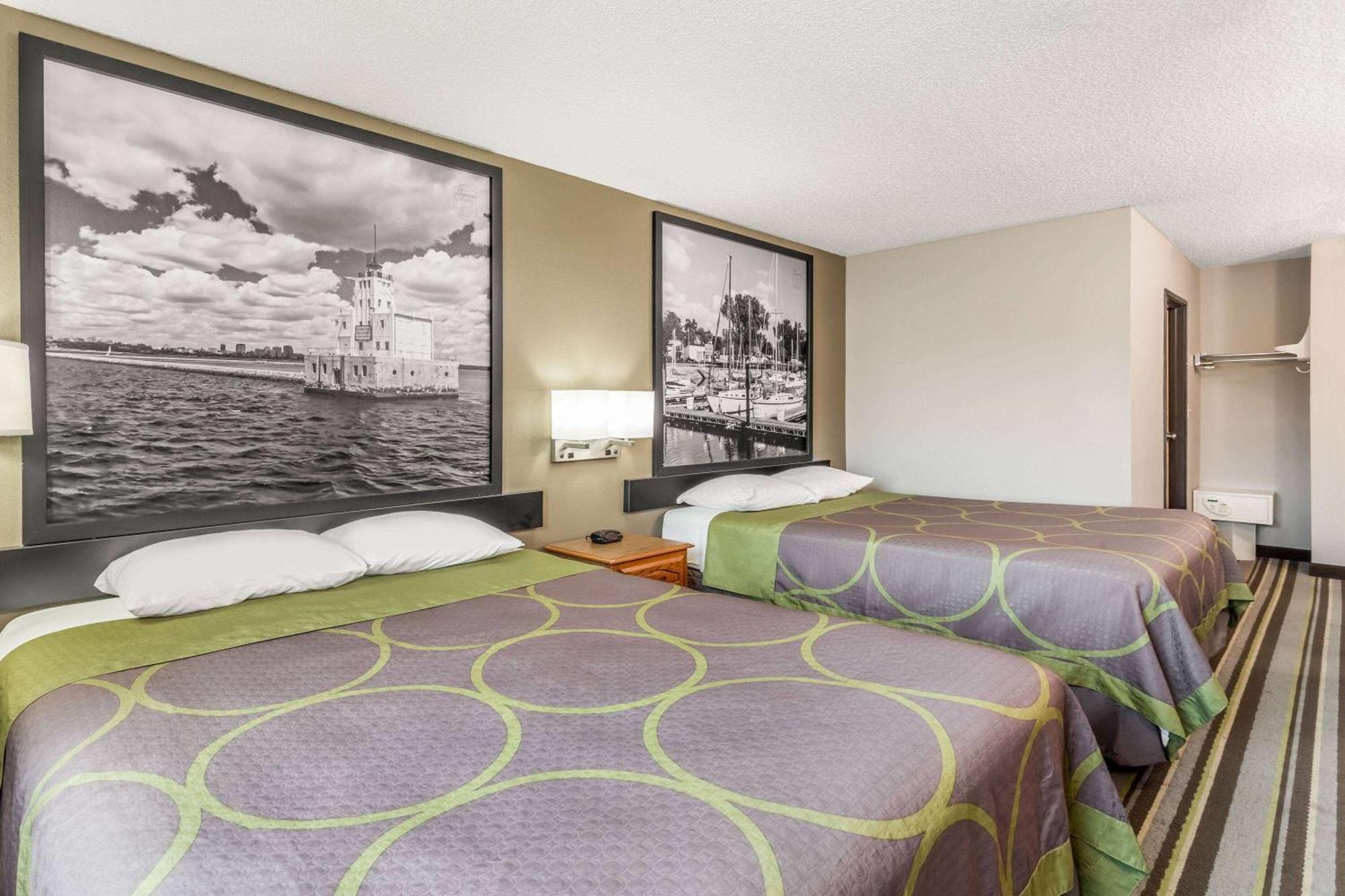 ซูเปอร์ 8 บาย วินด์แฮม กรีนเบย์ เนียร์ สเตเดียม Hotel ภายนอก รูปภาพ
