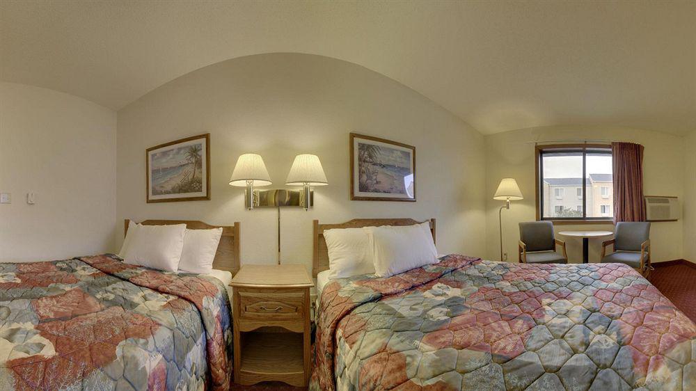 ซูเปอร์ 8 บาย วินด์แฮม กรีนเบย์ เนียร์ สเตเดียม Hotel ภายนอก รูปภาพ